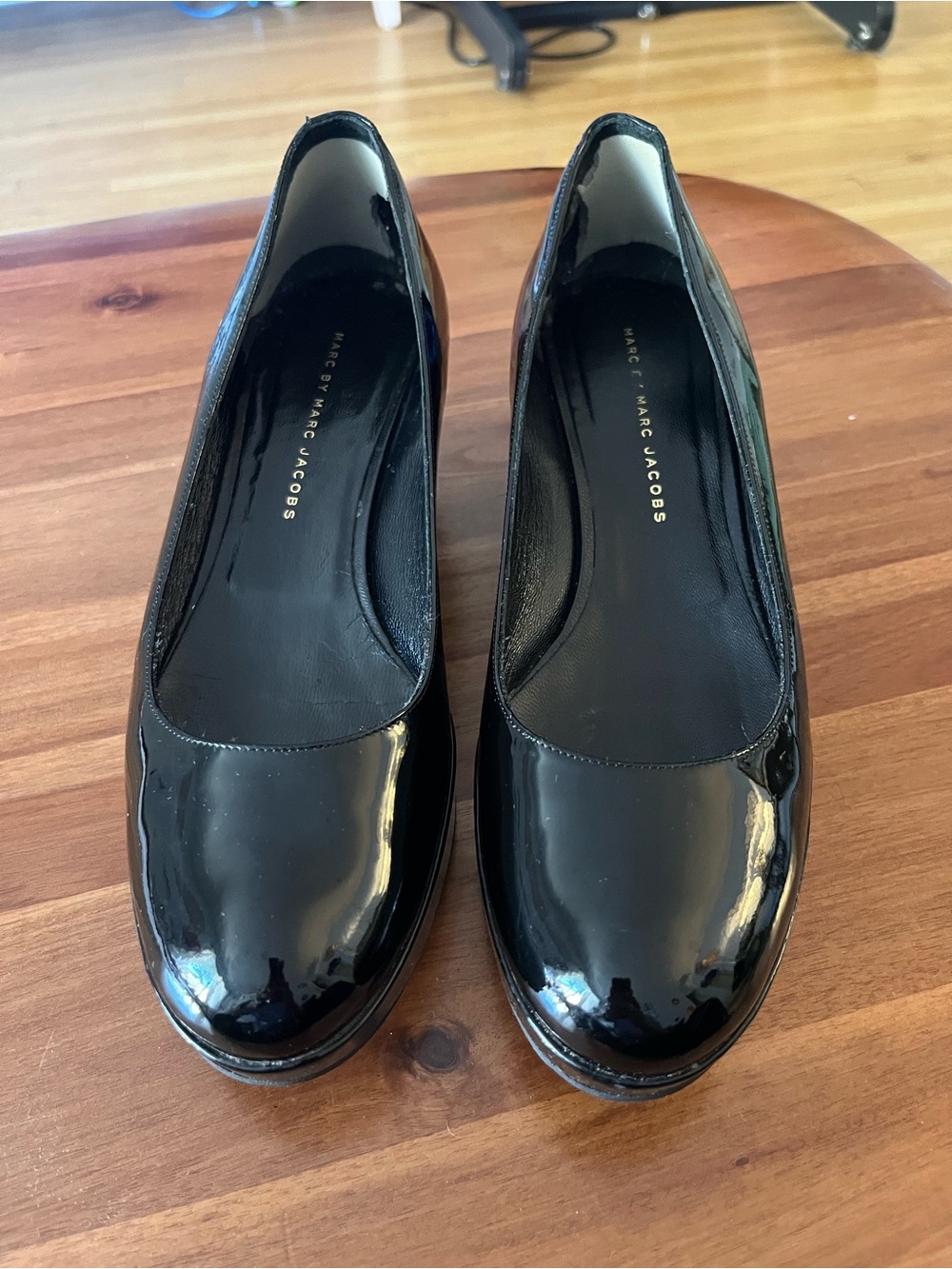Marc by Marc Jacobs Black Patent Leather Round-Toe wedge size 38.5
